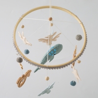 Décoration de chambre d'enfant : Mobile musical de lit pour bébé sur le thème du cirque, avec cadre en bois fait main et feutre, taille personnalisable 49x23.5cm
