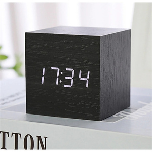 Réveil en bois numérique led café du <span class=keywords><strong>matin</strong></span> avec chargement sans fil cube personnalisé table de bureau horloge table en bois - Product Image 3