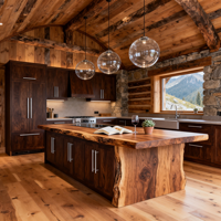 Armoires de cuisine Shaker en chêne foncé sur mesure, design rustique style chalet, avec comptoir en bois à bords naturels pour projet de villa