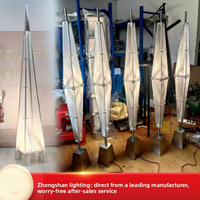Lampe sur pied artistique haut de gamme moderne et minimaliste pour villa, avec éclairage LED pyramidal, en acier inoxydable et verre, commande par bouton, pour côté canapé, avec fonction lumière et abat-jour