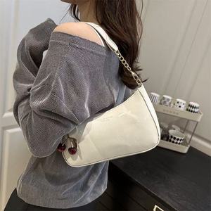 Sac en cuir chic en forme de croissant avec finition brillante et délicate sangle de chaîne polyvalente pour les épaules ou les aisselles - Product Image 4