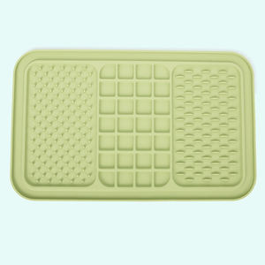 Alfombrilla de silicona para lamer para perros, comedero lento, distracción para baño y lavado - Product Image 2