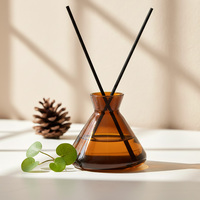 Bouteille de diffuseur de roseau carré de luxe en verre ambré 200ml noir blanc carré sans flamme avec couvercle à vis en bois à ouverture facile