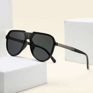 Nuovi Occhiali da Sole Quadrati con Lente Unica, Protezione dai Raggi UV, Adatti sia per Uomini che per Donne - Product Image 1