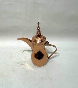 Elegante tetera y cafetera de estilo árabe hecha de acero inoxidable de alta calidad con un lujoso acabado en cobre. - Product Image 3