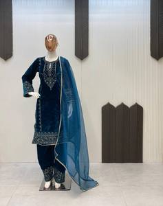 Conjunto de Salwar Kameez de Invierno de Viscosa Premium con Bordado Enriquecido y Elegante Dupatta de Organza para Fiestas - Product Image 1