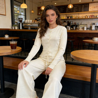 Ensemble de survêtement décontracté pour femme OEM, comprenant un sweat à capuche court tricoté et un pantalon ajusté, motif uni, anti-statique, idéal pour l'automne