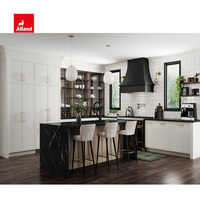 Meuble de cuisine sur mesure, fin et étroit, style Shaker américain, avec îlot en chêne blanc