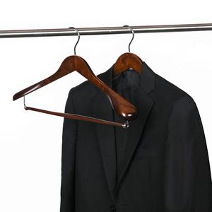 Cintre de luxe élégant en noyer foncé avec logo personnalisé pour magasins de vêtements et placards d'hôtels - Product Image 2