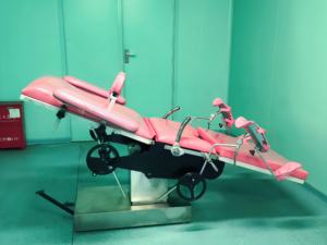 Slijtvaste gynaecologische bevallingsbank - hydraulisch verstelbaar operatiebed met beensteunen voor onderzoek & behandeling - Product Image 3