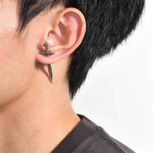 Boucles d'oreilles clous vintage punk nœud celtique épée en zircon noir acier inoxydable plaqué argent vente en gros - Product Image 5