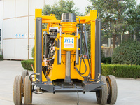 Foreuse de puits d'eau diesel 380V de 200m montée sur chenilles avec moteur, pompe, boîte de vitesses, roulement et échantillonneur de carottage, facile à utiliser