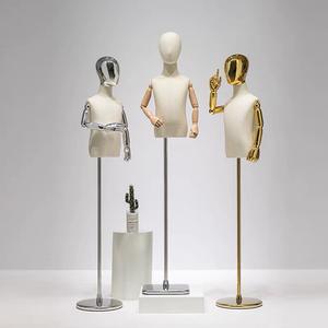 Mannequin Buste d'Enfant Tendance avec Tête Chromée Bras Réglable en Bois Doré et Base Épaisse en Métal pour le Haut du Corps - Product Image 2