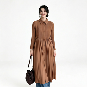 Manteau long plissé élégant pour femme, col rabattu, boutonnage frontal, marron uni, style maxi, automne, de notre usine avec 20 ans d'expérience - Product Image 1