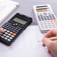 Deli D82ES calculatrice scientifique graphique alimentée par batterie examen étudiant examen d'entrée de troisième cycle multi-fonction en gros