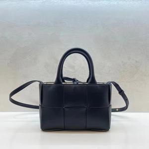 2023 printemps et été nouveau <span class=keywords><strong>sac</strong></span> fourre-tout tressé en <span class=keywords><strong>cuir</strong></span> mini niche all-match <span class=keywords><strong>sac</strong></span> pour <span class=keywords><strong>femme</strong></span> - Product Image 1