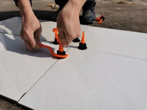 ระบบปรับระดับกระเบื้องรูปตัว T แบบใช้ซ้ำได้ของ Sunsbuild พร้อมส่ง พร้อมเข็มล็อคแบบ T สำหรับการติดตั้งกระเบื้องปูพื้นภายนอกอย่างรวดเร็ว - Product Image 5