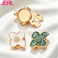 Kancing Logam Terlaris 26MM Bentuk Persegi Empat Bunga Semanggi Empat Daun Kancing Dekoratif Kustom untuk Kemeja Wanita