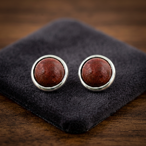 Boucles d'oreilles clous élégantes et tendance en argent sterling avec pierre précieuse corail rouge, motif géométrique, bijoux pour femmes, style hindouisme - Product Image 1