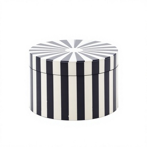 Boîte à bijoux ronde en résine au design moderne avec couvercle, motif rayé noir et blanc, écologique, conteneur de rangement moderne - Product Image 1