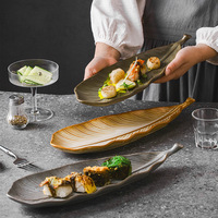 Grensoverschrijdende wegwerp porseleinen geglazuurde bladvormige sushi-vormige kebabvis Japanse Koreaanse keuken sashimi schaal Japandi