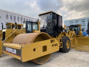 Compactadora Vibratoria CAT CS‑683E Usada de Presión Uniforme, Rodillo Caterpillar para Compactación de Estacionamientos y Apisonamiento de Suelos de Piedra - Product Image 1