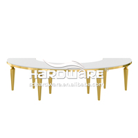 Table de réception de mariage contemporaine de luxe en acier inoxydable, meubles de fête, table de salle de réception en forme de demi-lune en or serpentin pour la mariée et le marié