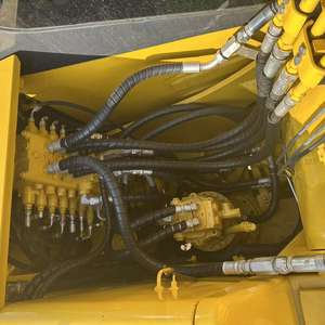 Excavatrice compacte Komatsu PC130LC, vitesse de déplacement de 3,3/5,4 km/h, cabine ROPS, équipement de terrassement sûr et confortable - Product Image 4