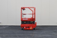 Plateforme élévatrice à ciseaux électrique autopropulsée compacte pour l'entretien des entrepôts intérieurs avec batterie longue durée