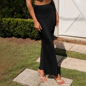 Falda Maxi Corte Sirena, Cintura Natural, Línea A, Sexy y Elegante para Mujer, Falda de Satén de Seda Sintética Ecológica, Color Sólido, Acabado Brillante - Product Image 3