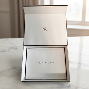 Boîte d'anniversaire 3D artisanale avec papier artistique et revêtement UV pour une identité de marque sophistiquée et un rituel cadeau - Product Image 1