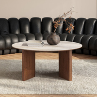Table basse ronde de luxe avec plateau en travertin fritté et base en bois pour la décoration intérieure haut de gamme