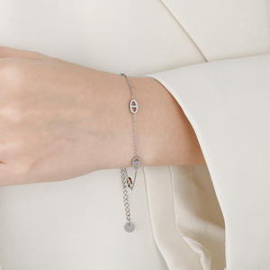 Bracelet extensible <span class=keywords><strong>de</strong></span> luxe léger <span class=keywords><strong>en</strong></span> or 18 carats avec éléments géométriques, polyvalent, <span class=keywords><strong>pour</strong></span> femme, <span class=keywords><strong>vente</strong></span> <span class=keywords><strong>en</strong></span> <span class=keywords><strong>gros</strong></span> - Product Image 3
