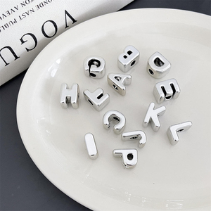 Cuentas de letras acrílicas plateadas, cuentas deslizantes de alfabeto con agujero grande para correas de bolsos <span class=keywords><strong>y</strong></span> pulseras - Product Image 5
