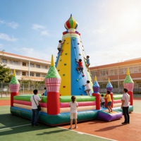 Château gonflable vibrant avec des graphismes d'escalade pour attirer les enfants vers des jeux actifs en plein air immédiatement