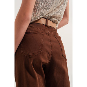 Jeans de Cintura Alta con Pliegues Delanteros en Color Marrón - Product Image 1