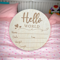 Panneau d'annonce de naissance « Hello World » avec décoration gravée au laser, accueillant les nouveau-nés avec un pack bébé « Hello World »