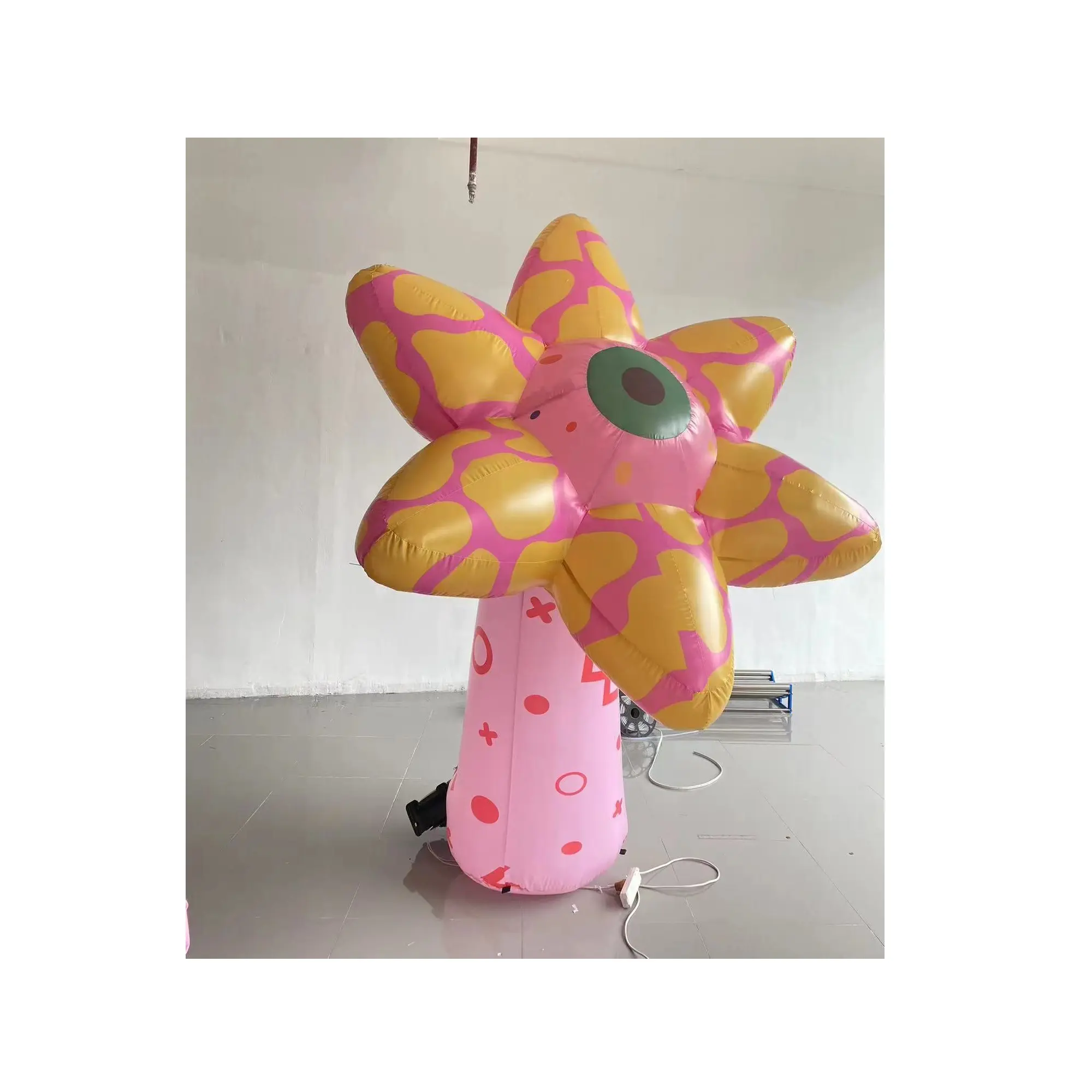 Custom ha condotto l'illuminazione a cinque punte stella gonfiabile albero del fiore con stelo occhi gonfiabili fiore per la decorazione