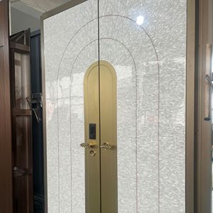 Puerta <span class=keywords><strong>de</strong></span> entrada doble <span class=keywords><strong>de</strong></span> aluminio fundido <span class=keywords><strong>de</strong></span> lujo italiana con panel <span class=keywords><strong>de</strong></span> nácar natural y empalme arqueado. Puertas <span class=keywords><strong>de</strong></span> casa en aluminio. - Product Image 2