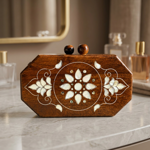 Boîte décorative en bois traditionnelle avec incrustation florale, artisanale, de forme irrégulière, pour la décoration de table et de la maison - Product Image 1