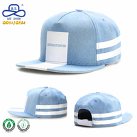 Casquette de baseball à visière plate en tissu denim, personnalisée avec impression privée, fabriquée par une usine OEM, avec des rayures, pour un usage quotidien et un style streetwear.