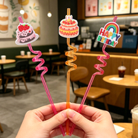 Pailles réutilisables en PETG en gros avec breloque gâteau d'anniversaire en silicone, pailles à boire en plastique colorées en spirale pour les fêtes d'anniversaire des enfants