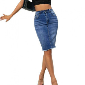 Jupe midi en jean avec taille haute élastiquée et bords polis, jupe décontractée et confortable pour femme - Product Image 4