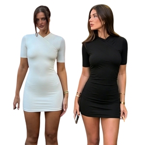 Robe moulante sexy à col en V, couleur unie, manches courtes, avec culotte intégrée - Product Image 1