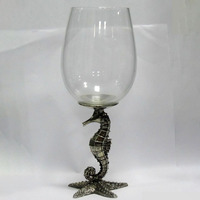 Verre à vin à pied en métal de style classique en forme d'hippocampe