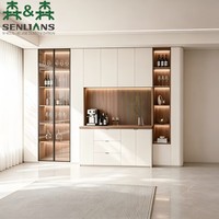 Buffet moderne minimaliste avec dosseret cannelé en bois, cadre noir, vitrine en verre et étagères ouvertes
