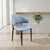 Chaise de salle à manger en lin blanc à dossier courbé en demi-lune, pieds fins en fer brun foncé pour mobilier d'hôtel sur mesure