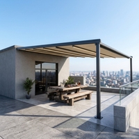 Pergola pliante électrique robuste avec drainage intégré des eaux de pluie pour restaurant et repas en plein air