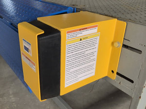 Niveleur de quai hydraulique de <span class=keywords><strong>3</strong></span> tonnes Opération manuelle facile Niveleur de quai manuel de bord avec pare-chocs gratuits Catégorie de produit Tables élévatrices - Product Image 5