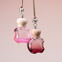 Usine 13ml clair pomme forme voiture parfum diffuseur désodorisant bouteille vide suspendu voiture parfum bouteille en verre avec couvercle en bois